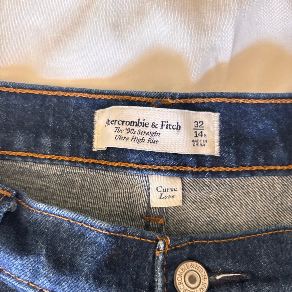 Abercrombie & Fitch Curve Love 90s Straight Ultra High Rise Jeans Blue 32 14s - Picture 3 of 6